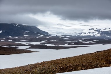 İzlanda'daki dağ manzaraya görüntülemek