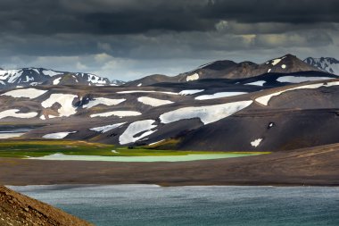 İzlanda'daki dağ manzaraya görüntülemek