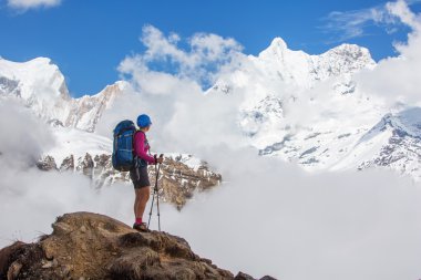 Uzun yürüyüşe çıkan kimse Trek Annapurna Vadisi, Nepal Himalayalar,