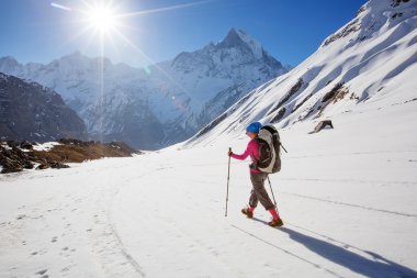 Uzun yürüyüşe çıkan kimse Trek Annapurna Vadisi, Nepal Himalayalar,