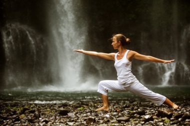 kadın meditasyon yoga şelaleler arasında yaparken
