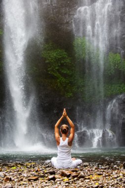 kadın meditasyon yoga şelaleler arasında yaparken