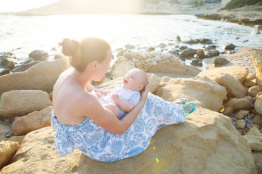 Anne ve oğlu deniz sahilde Günbatımı iyi eğlenceler