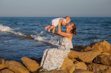 Anne ve oğlu deniz sahilde Günbatımı iyi eğlenceler