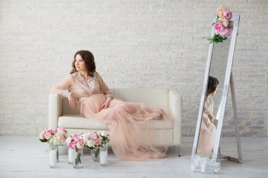 Studio güzel bir hamile kadın portresi