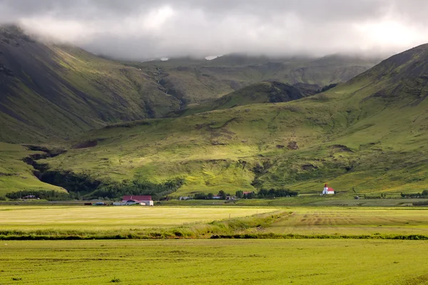 Vista para a paisagem montanhosa na Islândia — Fotografia de Stock