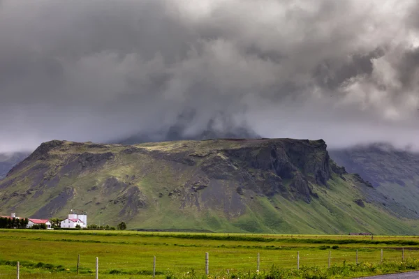 Vista para a paisagem montanhosa na Islândia — Fotografia de Stock