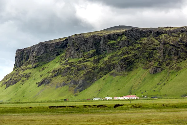 Vue sur le paysage montagneux en Islande — Photo