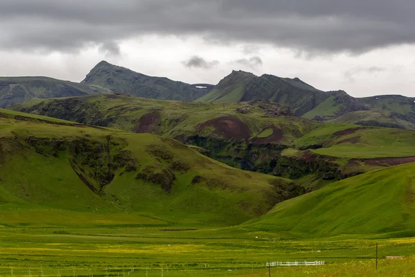 Vista para a paisagem montanhosa na Islândia — Fotografia de Stock