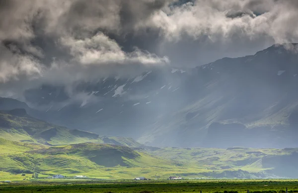 Vista para a paisagem montanhosa na Islândia — Fotografia de Stock