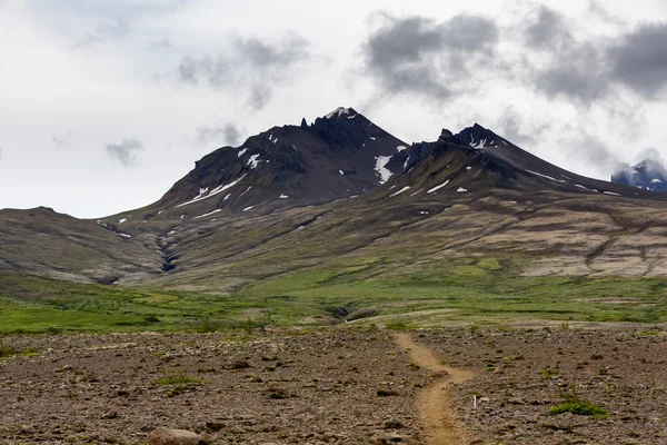 Näkymä vuoristomaisemaan Islannissa — kuvapankkivalokuva