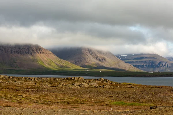 Visa på bergslandskap i Island — Stockfoto