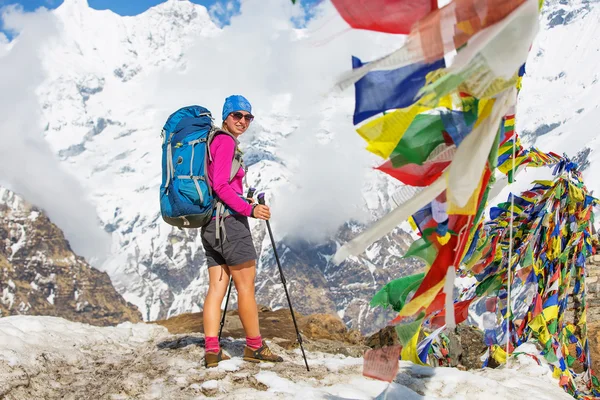 Caminhante na caminhada no Himalaia, vale de Annapurna, Nepal — Fotografia de Stock