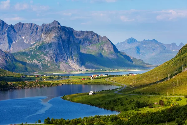 Zielony malowniczy krajobraz Norwegii — Zdjęcie stockowe