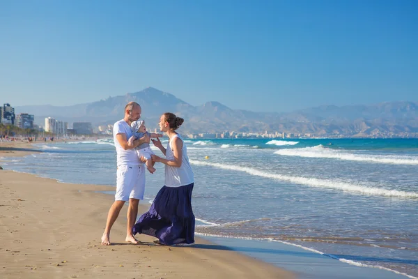 Familfamily har kul på havet stranden vid sunsety ha roligt på — Stockfoto