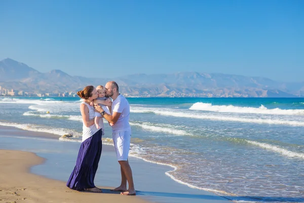 Familfamily har kul på havet stranden vid sunsety ha roligt på — Stockfoto