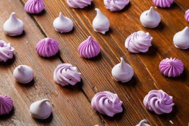 Bizet ahşap bir masaya yakın kadar renkli