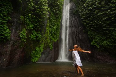 kadın meditasyon yoga şelaleler arasında yaparken