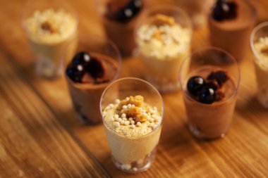 Verine - ahşap masa, tatlı tatlılar