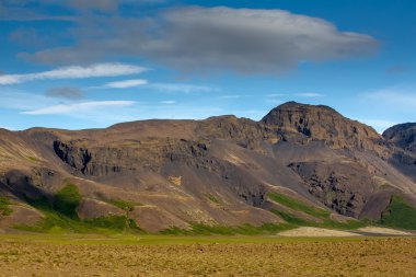 İzlanda'daki dağ manzaraya görüntülemek