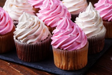 Kekler ahşap bir masada.