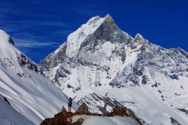 Uzun yürüyüşe çıkan kimse Trek Annapurna Vadisi, Nepal Himalayalar,