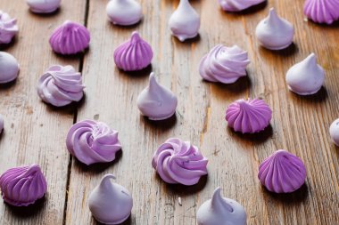 Bizet ahşap bir masaya yakın kadar renkli