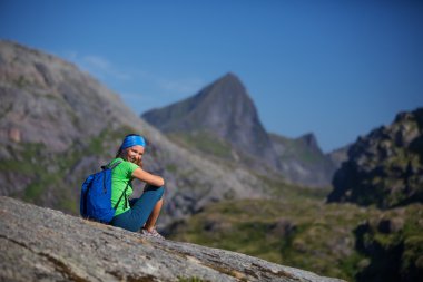 Norveç'te dağın tepesinde kalan kadın alır