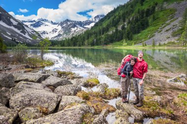 Uzun yürüyüşe çıkan kimse Altay Dağları'nda kamera poz