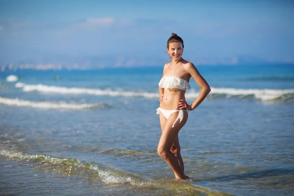 Mooie jongedame heeft plezier aan de zee in de zomer — Stockfoto