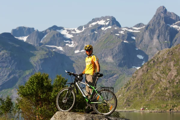 Ciclismo en Noruega contra pintoresco paisaje —  Fotos de Stock