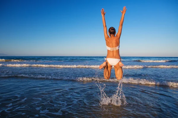Joven hermosa mujer se divierte en el mar en verano — Foto de Stock