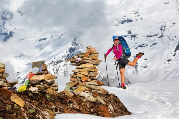 Senderista en la caminata en Himalaya, Valle de Annapurna, Nepal — Foto de Stock