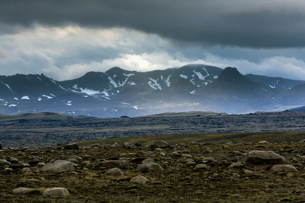 Vue sur le paysage montagneux en Islande — Photo