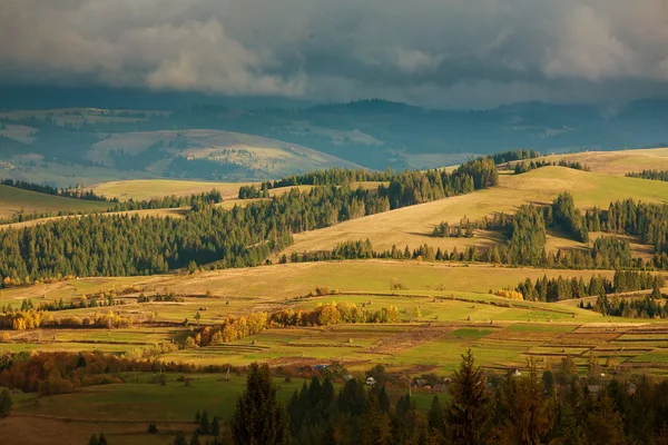 Beautiful Carpathian mountains in autumn — Stock Photo, Image