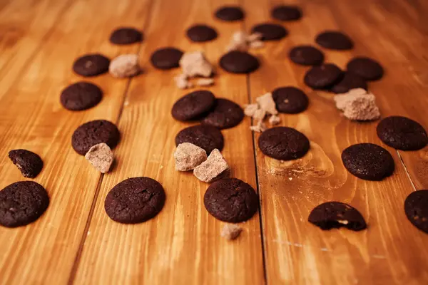 Kekse auf einem Holztisch — Stockfoto