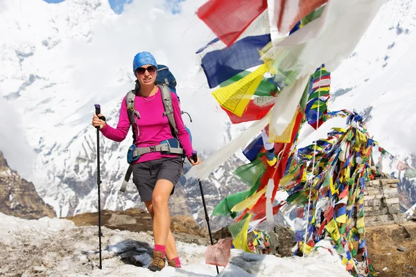 Caminhante na caminhada no Himalaia, vale de Annapurna, Nepal — Fotografia de Stock