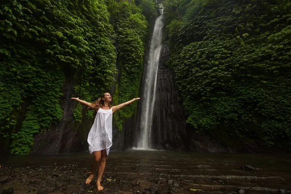 Donna che medita facendo yoga tra le cascate — Foto Stock