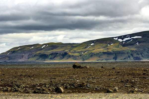 Vue sur le paysage montagneux en Islande — Photo