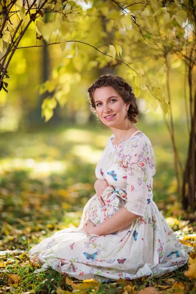 Mujer embarazada en otoño —  Fotos de Stock