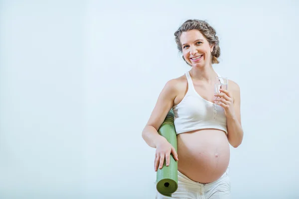 Mujer embarazada haciendo ejercicio de yoga —  Fotos de Stock