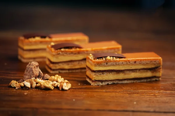 Söt dessert på ett träbord — Stockfoto