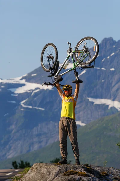 Bicicleta na Noruega contra a paisagem pitoresca — Fotografia de Stock