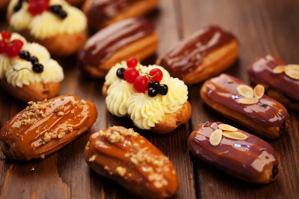 Eclairs auf Holztisch — Stockfoto