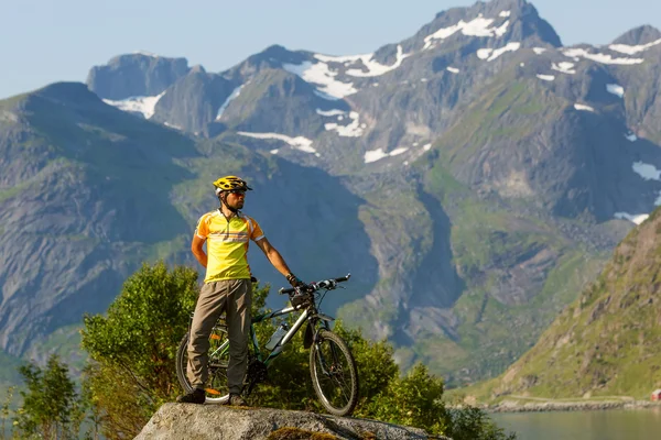 Ciclismo en Noruega contra pintoresco paisaje —  Fotos de Stock