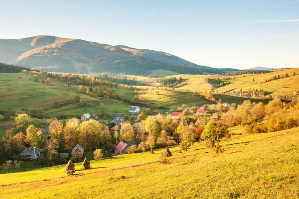 Belles montagnes des Carpates en automne — Photo