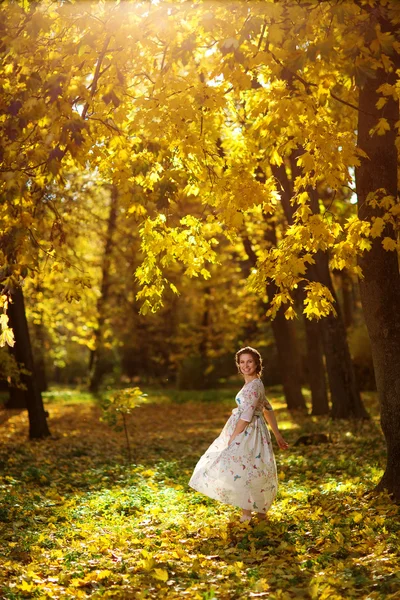 Вагітна жінка восени — стокове фото