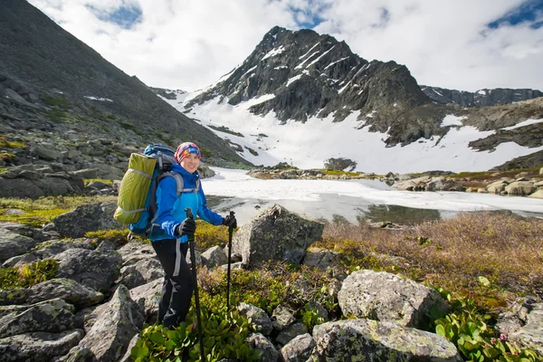 Senderista posando ante la cámara en las montañas de Altai — Foto de Stock