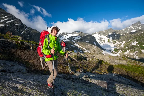 Backpacker είναι πεζοπορία στα υψίπεδα των βουνών Αλτάι, Ρωσία — Φωτογραφία Αρχείου
