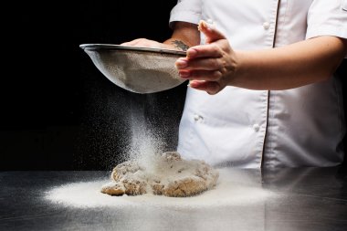 kadın hamur yoğurma eller.